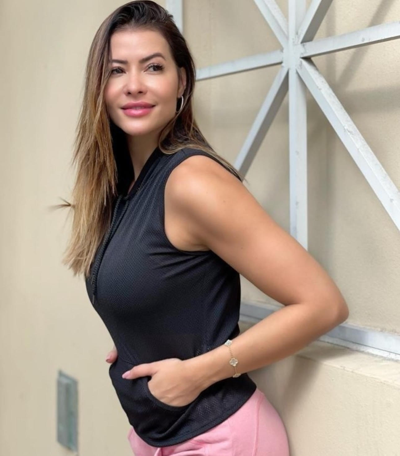 Sudadera negra con capucha y tirantes - Negra