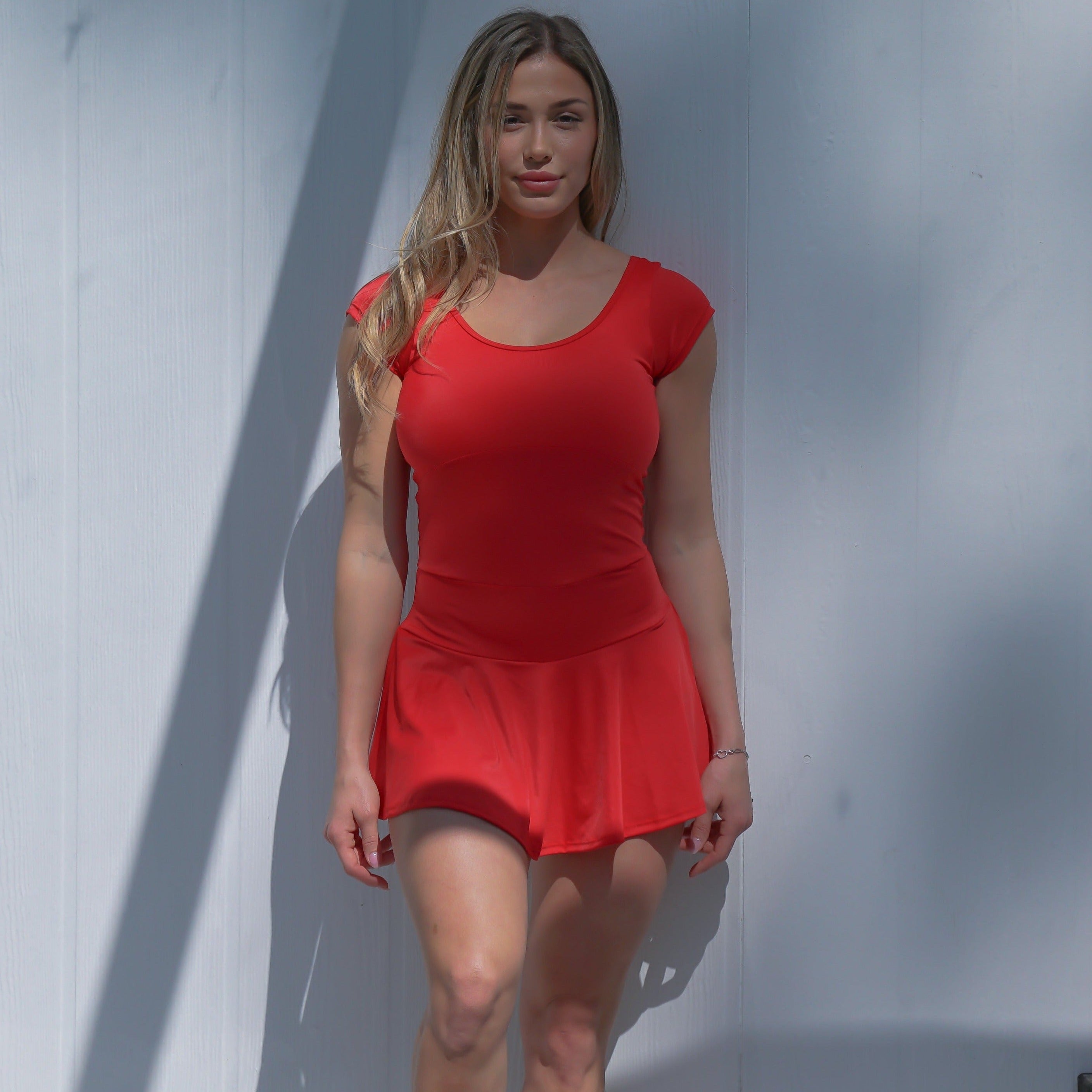 Vestido corto rojo con minicorte incorporado - Rojo